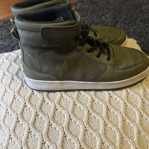 Boys Old Navy Size 6 Sneakers Green Camouflage - Picture 3 of 9